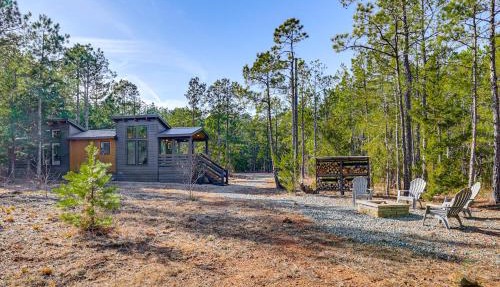 Fire Pit, Deck! Modern Tiny Home in Piney Woods in Linden