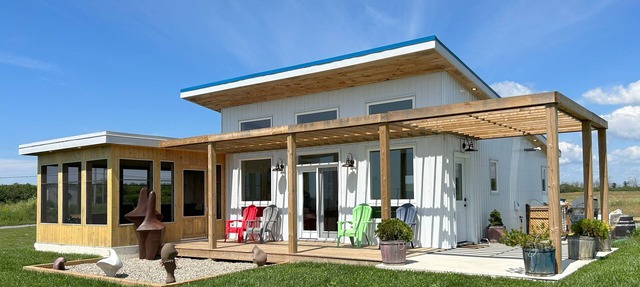 Fully-equipped, 4-seasons, 2 bedrooms in the vineyard at Harwood Estate Winery. in Prince Edward