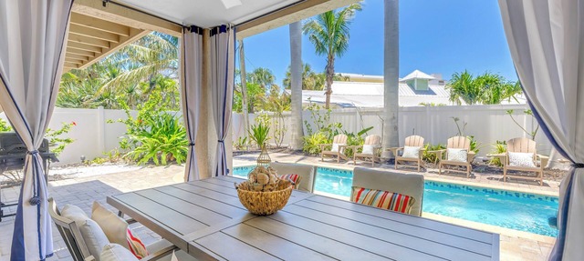 Gertrude's Siesta | 6 Terraces, Rooftop, Pool, 1-min to Beach and Village! in Siesta Key