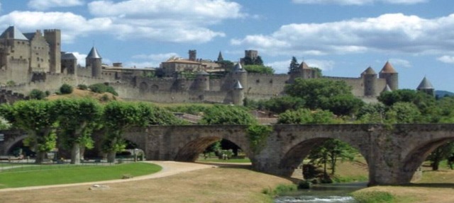 Gite 'la Forge' converted into an old cellar overlooking the Canal du Midi in Marseillette
