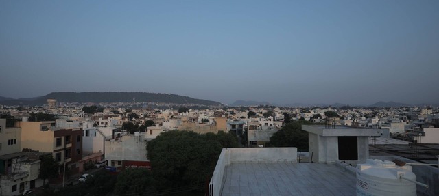 Golden Glow - Luxury 1BHK Apt with Bathtub by Ivory Stays in Udaipur