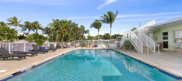 Gorgeous studio with pool 200 meters from the beach in Ocean Ridge