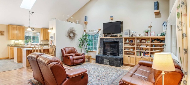 Great home with Ping-Pong table - walk to the beach & Sunset Lake in Warrenton