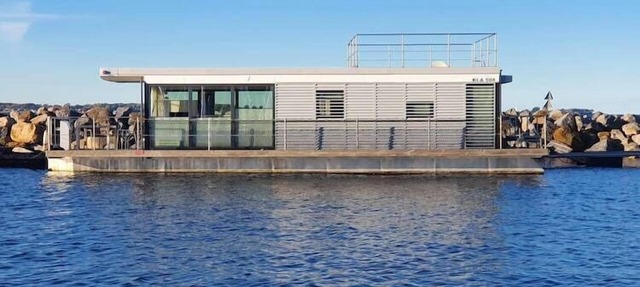 Hausboot in Laboe an der Kieler Foerde in Laboe