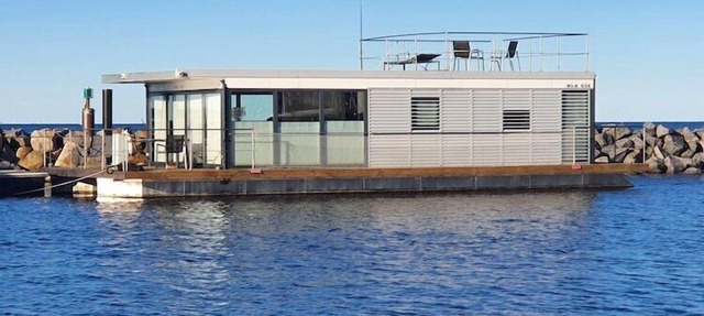 Hausboot in Laboe an der Kieler Foerde in Laboe