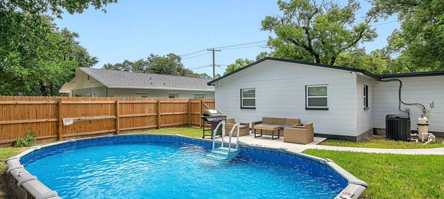 Heated Pool, 5 Min to Busch Gardens | 3BR Sleeps 6, Sunlit Pool Haven in Tampa