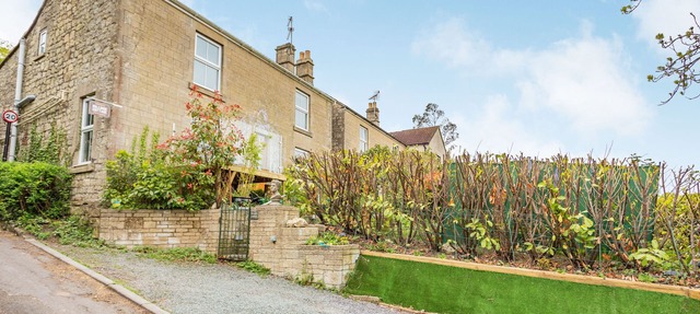 HILLSIDE COTTAGE, pet friendly, with a garden in Peasedown St John in Bath