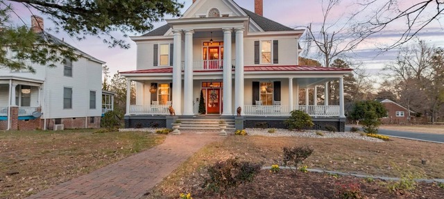 Historical home - walking distance to shops and eateries in Blackstone