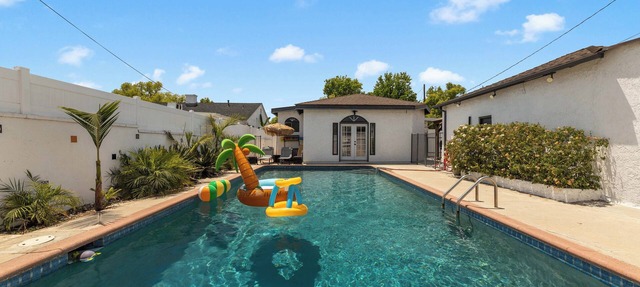 Hollywood Hideaway: Spacious 4-Bedroom Retreat w/Pool & Game room near Universal in Los Angeles