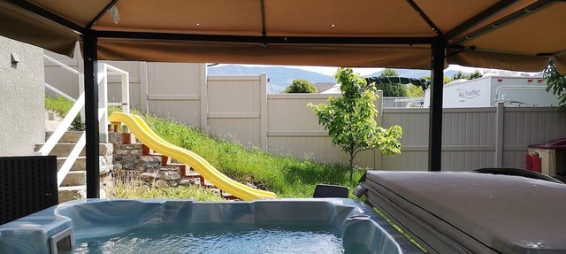 ♡ HOT TUB at Charming Humble 3 br +den! Lic # 4062946 in Kelowna