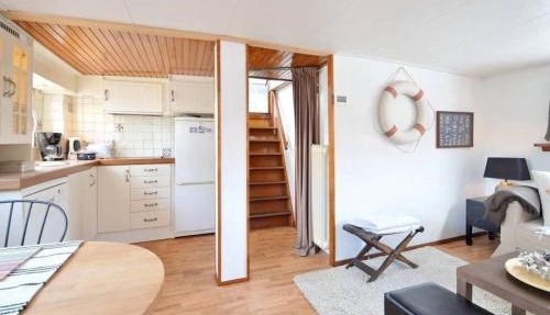 Houseboat Captain's Quarters in Harbour Amsterdam in Amsterdam