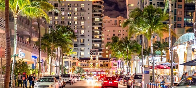 Iconic Carlyle on Ocean Drive, Beachfront, Guest Favorite, Walk Everywhere in Miami Beach