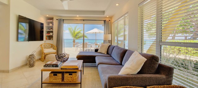Incredible Beach Front Villa with a Pool & Shipwreck Snorkeling! in George Town