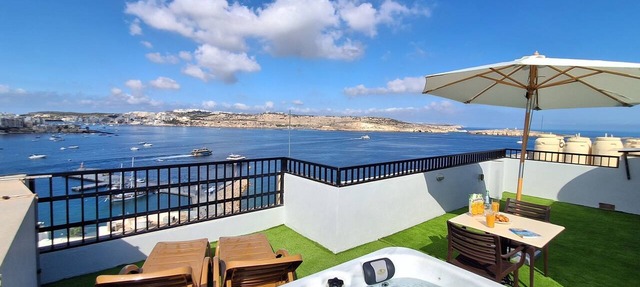 Islet Promenade Studio with Hot Tub and Sea View in Bugibba