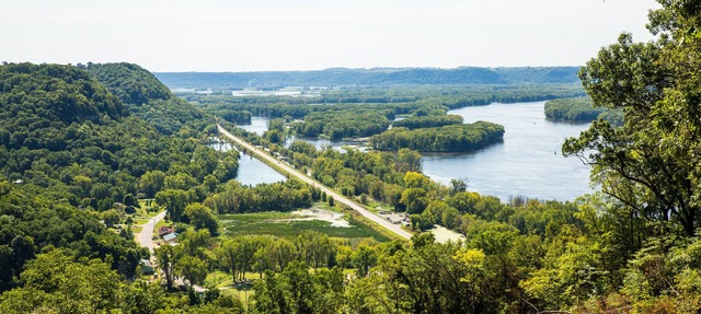 Kid Friendly Bluff House with incredible Mississippi River Views! in De Soto