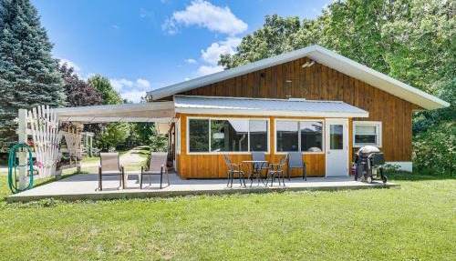 La Crescent Cottage on Minnesota Bluffs w/View! in La Crescent