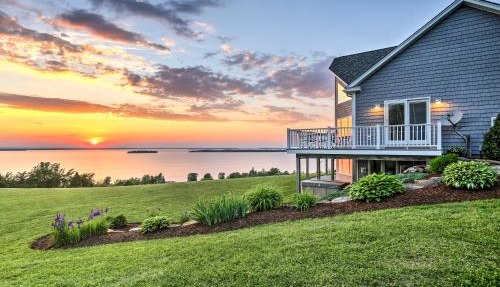Lake View Champlain Home w/Hot Tub & Sauna! in Melville Landing