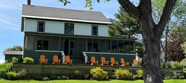 Lakefront Farmhouse for Family Gatherings in Saint Albans