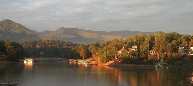 LAKEFRONT TOWN HOME IN DOWNTOWN HIAWASSEE in Hiwassee