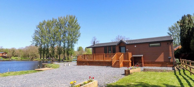 LAKESIDE LODGE, pet friendly, character holiday cottage in Garstang in Preston