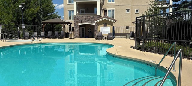 LAST MINUTE DISCOUNTS! On golf course. Pool & hot tub. Large 3 Bdr, 2 Bath in Kelowna
