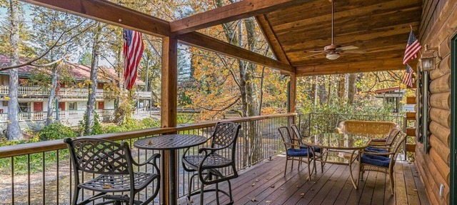 Lazy River Days - Riverfront Cabin Downtown Helen in Helen