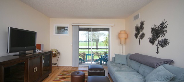LOCATION! LOCATION! Walk to the beach, pier, golf, restaurants on Venice Island in Venice