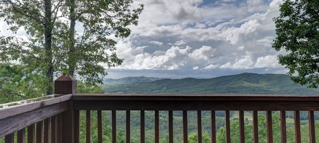 Long-Range Mountain Views All Rooms! Bedding for 8! Wi-Fi, Ping-Pong & X-Box! in Brasstown