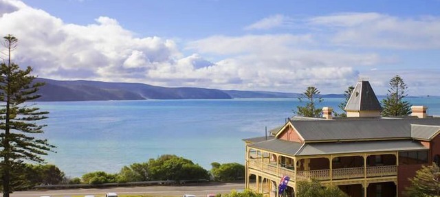 Lorne Penthouse - water views in Lorne