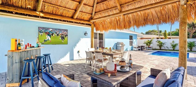 Luxe Heated Pool Home, Tiki Hut, Bar, Air Hockey! in Delray Beach