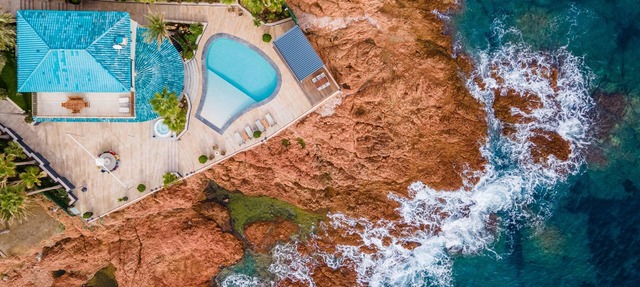 Luxurious villa with panoramic view, pool, Jacuzzi, private access to the sea in Saint Raphael