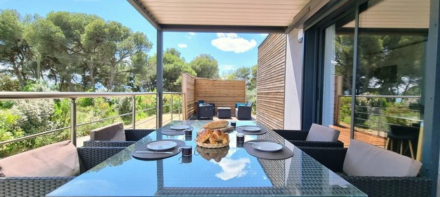 Luxury cottage with shared pool next to lake in Olonzac