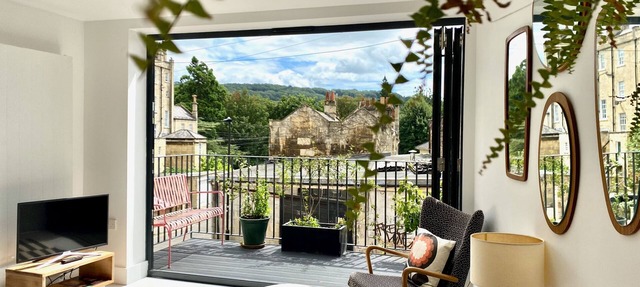 Luxury mews house with balcony & parking in the centre of Bath in Bath