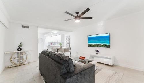 Luxury Waterfront Boca with Pool, Hot Tub and Boat Views in Boca Raton