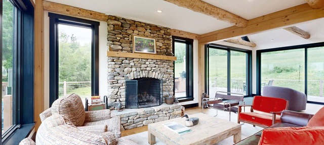 Majestic mountain escape, 4BR, stunning views, hot tub, fireplace, BBQ, w&d in Chester