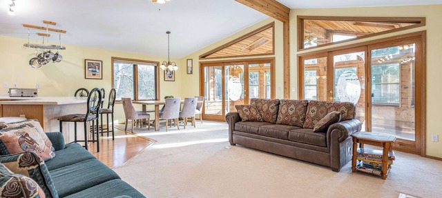 Marvelous 4-bedroom house with 5 Acres of Land 5 Minutes from Downtown Dells in Wisconsin Dells