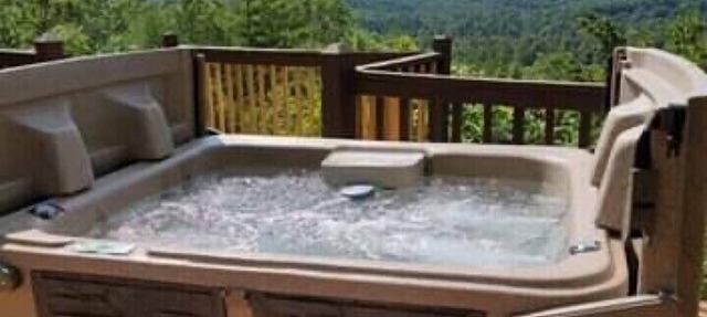 McDaniel's Misty Blue ~ Cozy & Quaint Cabin w/Exceptional Smoky Mountain Views in Townsend