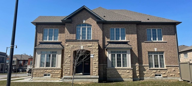Mesmerizing 6 Bed 3.5 Corner Detached Home with 4 Parkings in Brampton