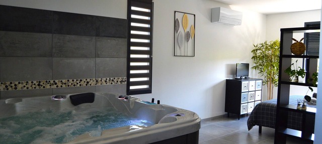 Mille & un Iris Villa de Vacances Avec Jacuzzi à la Campagne in Flaux