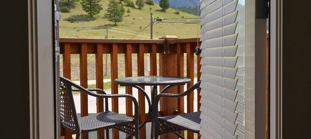 Modern and Bright 2BDR/2BR Condo with Mountain Views in Radium Hot Springs