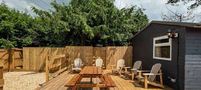 Modern cabins with gorgeous lounge & sunny deck sleeps 18 in Bristol
