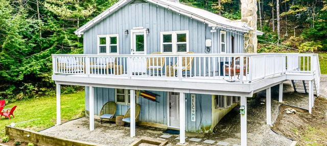 Modern Chalet w/Serene Views and Jacuzzi Hot Tub- 15 Minutes to Okemo Mountain in Chester