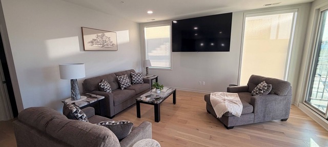 Modern Downtown Omaha Condo – 2BR, Sleeps 6, Garage Parking in Omaha
