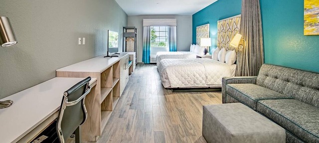 Modern Queen Hotel Suite in Everglades City