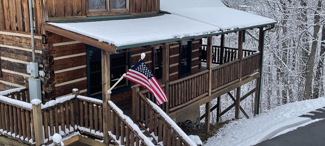 Mountain Views and rustic charm Sleeps 6 Hot Tub, Firepit, Pool Table in Gatlinburg