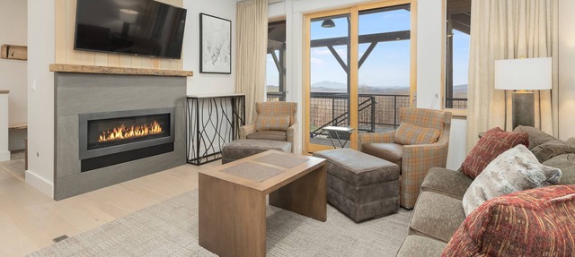 Mountainside Luxury 2-Level Condo at Okemo. Ski-In/Out. in Ludlow