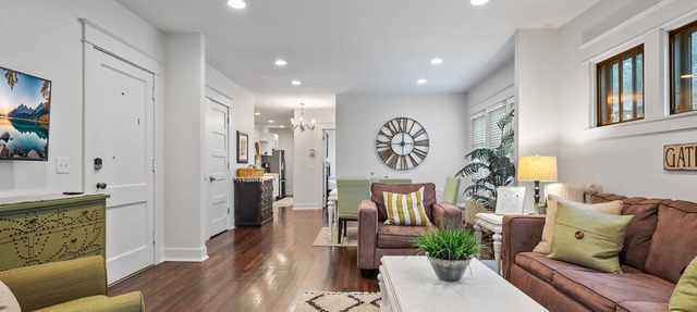 Near hospitals, colleges, event centers! New king bed, love pets & free parking! in Saint Paul