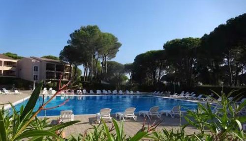 NEW - Appart climatisé - Piscine - Parking privatif in Saint-Raphaël