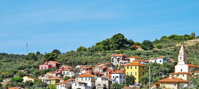 Nice apartment for 4 guests with pool, WIFI, TV, patio and pets allowed in Diano Castello
