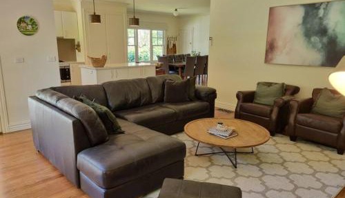 Noonan House, 5 bedrooms. Hop & skip to town in Woodend